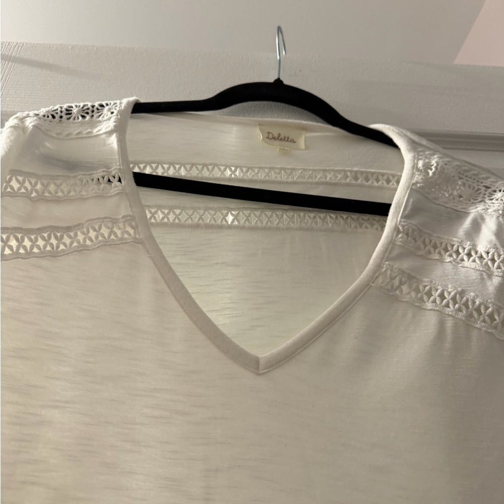 Deletta (Anthropologie) Women’s White V-Neck Lace-Trim Top Size Medium